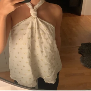 Vit topp - Säljer denna vita halterneck toppen med guldsilvriga prickar! Så söt till sommaren! Från zara 💓(lånade bilder)