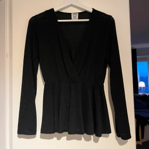 Glittrig festtopp - Superfin glittrig festtopp från stajl. I stlk s/m. Men väldigt stretchig! 100kr+frakt