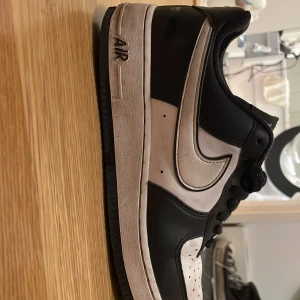 Air force 1 - Snygga sneakers lite använda inga stora problem.  Sköna att ha på sig. 