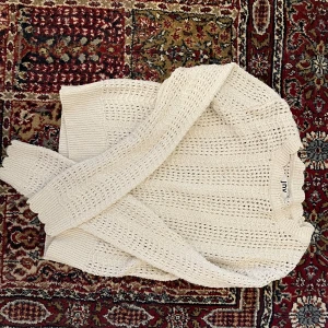 Söt stickat - Kortare stickat med fina detaljer i botten av tröjan och armarna