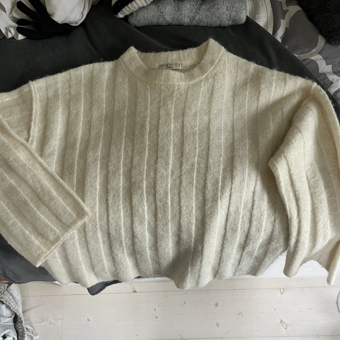 Stickad vit tröja