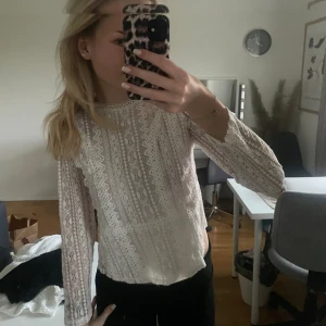 Spets blus - Super fin spetsblus ifrån zara som är använd fåtal gånger, inga defekter !💕
