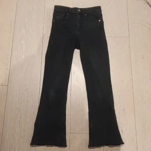 Zara jeans svarta bootcut. - Strl Eur 32. 