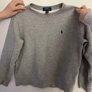 Sweatshirt från Ralph lauren - Fin tröja från Ralph lauren i grå! Fint skick och storlek 150. Köptes för ca 600kr och säljs för 150kr