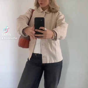 Beige overshirt - Säljer denna Beige overshirten från Sweet Sktbs i storlek S då den inte kommer till användning. Den är knappt använd & är i mycket bra skick. Pris går att diskutera. Kom med prisförslag eller köp direkt för 100kr💞 Hmu om du har övriga frågor! 