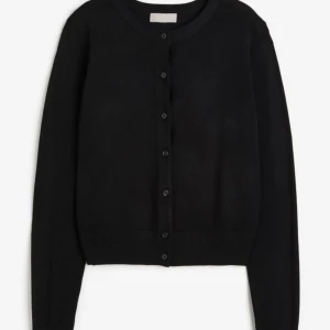 Svart Kofta Med Knappar - Säljer min svarta kofta från H&M. Den är i riktigt bra skick och är använd 1-2 gånger. På sista bilden kan ni se en bild där jag bär koftan och jag har vanligtvis XS. Jag skulle säga att storleken är mer som en Medium än en Large. 💕