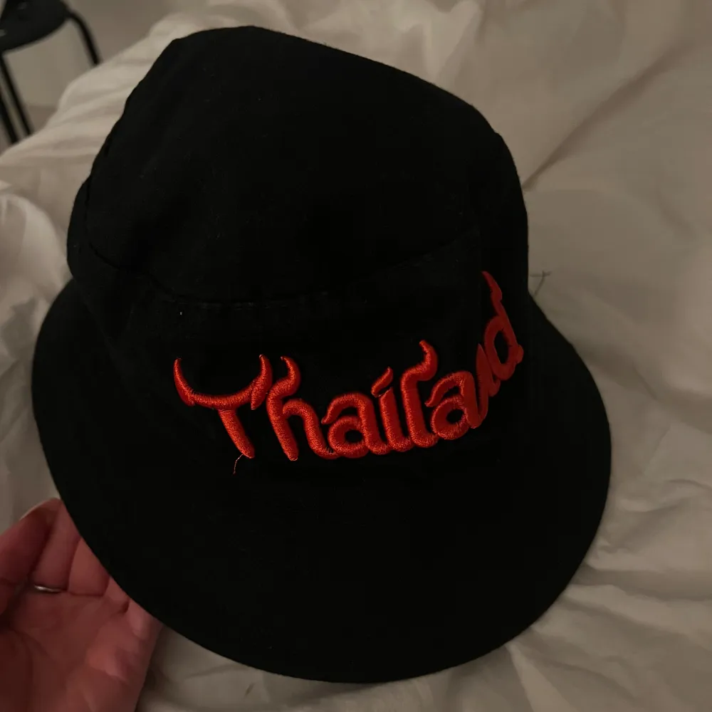 Säljer min fiskehatt som köptes o Thailand!💗. Accessoarer.