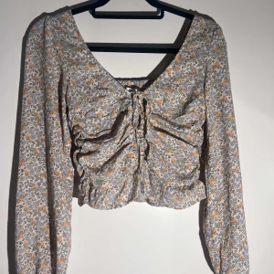 blommig blus 🤍 - - orange, blå blommig långärmad - puffiga armar  - inte använd - jättebra skick 