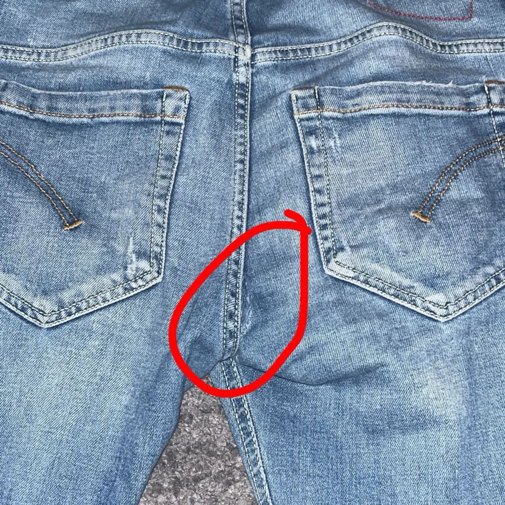 Säljer ett par dondup jeans i modellen george. Som man kan se på andra bilden så håller sömmarna där bak på att gå upp men det kan man sy ihop när de behövs.. Jeans & Byxor.