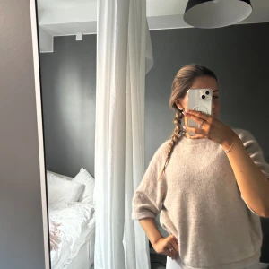Stickad tröja - Säljer denna trendiga tröjan från Otter stories. Beige och trekvartslånga ärmar. Måttligt använd men väldigt fin kvalite! Här av dig om du har några frågor🫶🏼