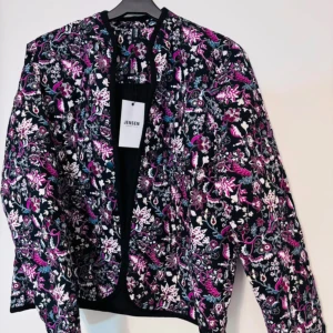 Tröja/jacka - Helt ny med prislapp kvar. Nypris 799:-