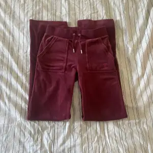 Juicy Couture Del Ray Pocket Pants i färgen Tawny Port. Rak modell. Byxorna överlag är i ett väldigt gott skikt och har bara används ett fåtal gånger. Nypris 1 199kr, säljer för 600kr.