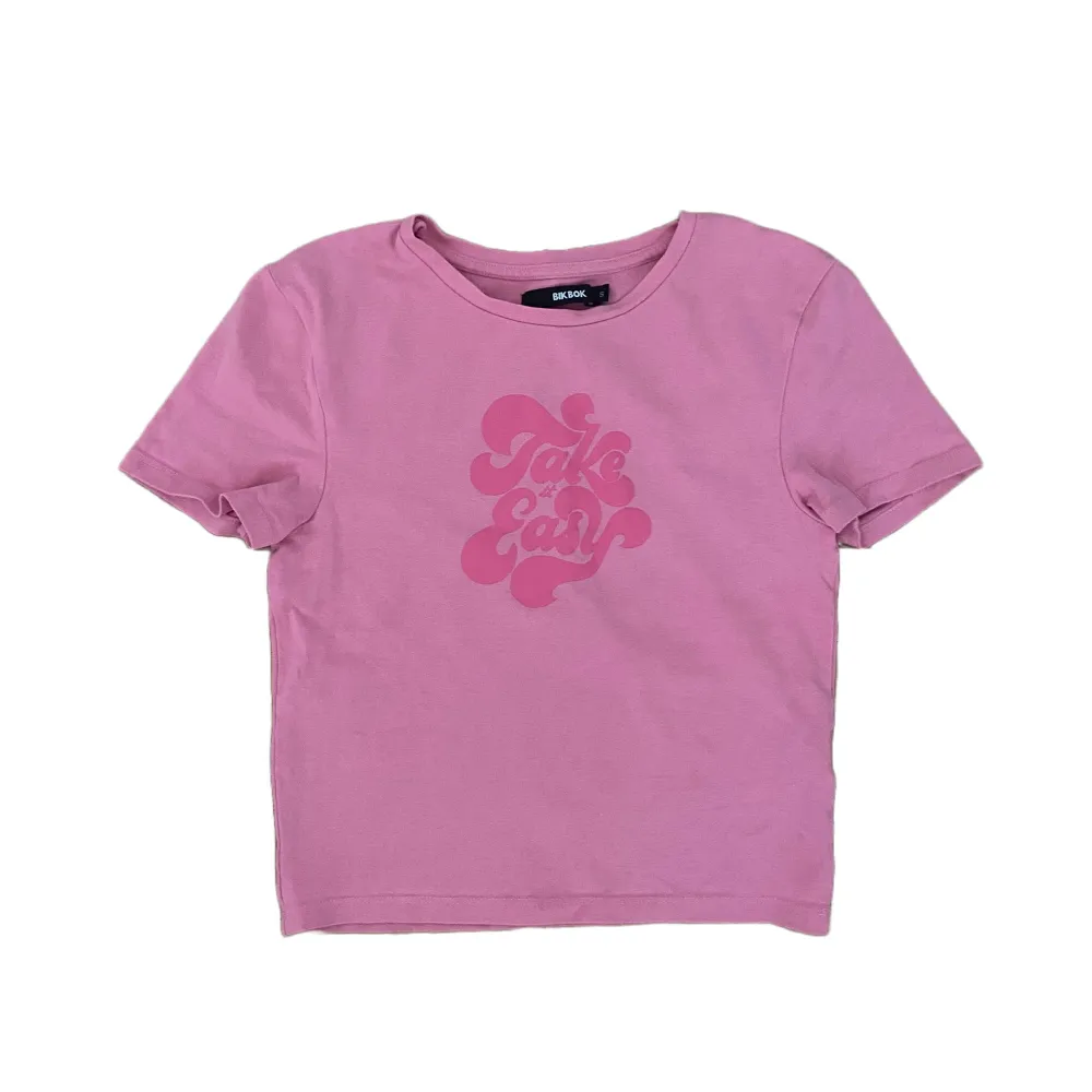 rosa t-shirt köpt på bik bok. nyskick! 🎀<3. Toppar.