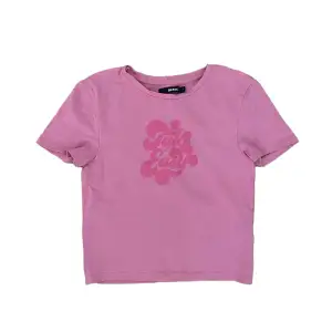 rosa t-shirt köpt på bik bok. nyskick! 🎀<3