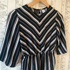 En randig blus - En superfin blus med 3/4 ärmar. Använd några få gånger och är i mycket bra skick. 💗