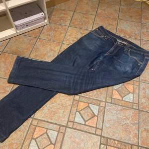 Ett par snygga Nudie slimfit jeans i storlek 31/34. Andvänds 1-2 gngr och är i ett fantastiskt skick. Ställ gärna fler frågor🤩🙌