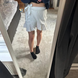 Vit kjol - Bara använts en gång så fortfarande i nytt skick💗