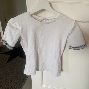 T shirt - Jättesöt t shirt från zara med silvriga glitter detaljer på slutet av ärmarna! Inga defekter då jag använt endast 2 ggr💓