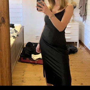 Silkesklänning  - Silkesklänning från Gina, otroligt snygg och endast använd ca 4-5 gånger.  