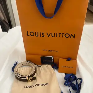 Hej säljer nu min flickväns Louis Vuitton bälte då eftersom hon inte använder den.  Den är knappt använd och är därför som ny, köpt på Louis Vuittons officiella butik i Stockholm. Size 80/32 och säljer för 2500kr nypris 4800kr