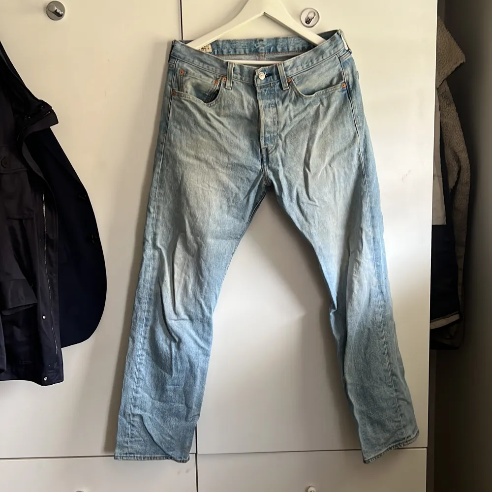 Säljer ett par Levi’s 501 i mycket bra skick!  Storlek W31 L30. Jeans & Byxor.