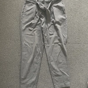 Kostymbyxor - Grå kostymbyxor från Only!