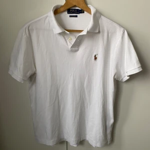 Ralph Lauren piké  - Säljer en Ralph Lauren piké som inte har använts särskilt mycket. Väldigt fint skick. Storlek M men passar ungefär som storlek S. Skriv om ni har några funderingar!