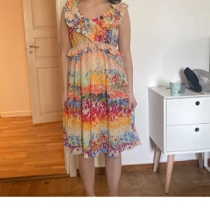 Volang klänning - Hm färgglada sommarklänning med volanger i strl 34. För lång på mig som är 1.58. Passar finare på längre tjejer/kvinnor🥰 passar även m👍 använd gärna köp nu🫶