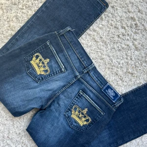 Victoria Beckham jeans  - VB jeans i storlek enligt lapp W32 L32. Men tycker själv de är som en M. så se mått.  Midjemått:38 innerbenslängd:74 fint skick, saknas endast några stenar bak. Inte slitna alls. vill du köpa trycker du på köp nu, jag postar inom 24h
