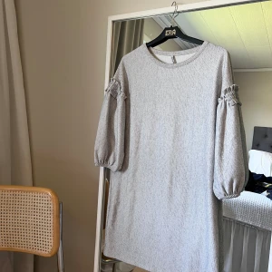 Klänning med puffärm - Fin klänning med puffärm. Gråmelerad.  Från Stradivarius, storlek S.  Lite använd. 200:-. 