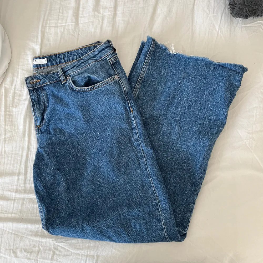 Ett par superfina lågmidjade jeans med vida ben, från NAKD! Säljer då dem inte kommer till användning längre. Är i fint skick, dock är dem avklippta och passar mig i längden som är 157cm!🥰 Originalpris 699kr. . Jeans & Byxor.