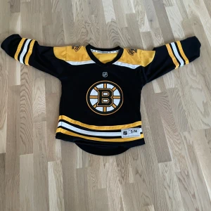 Boston ruins hockey tröja  - Tjena säljer nu denna snygga Boston ruins tröja. Tröjan är köpt på hockey store i Jönköping för 899kr. Mitt pris 399kr Använd fåtal gånger (5) Har du frågor eller funderingar är det bara att höra av sig Mvh 