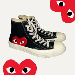 Comme Des Garçons PLAY Chuck Taylor ’70 High Black - Comme Des Garçons PLAY Chuck Taylor ’70 High Black Storlek UK 7.5 (storlek 41) Använda bara några få gånger!