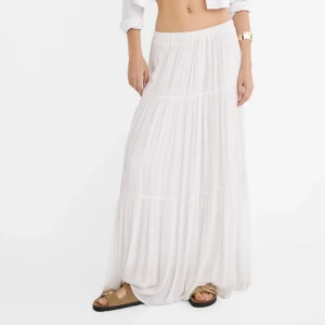 Stradivarius - Vit långkjol - Säljer nu denna superpopulära och helst slutsålda långkjol från Stradivarius då den tyvärr inte passar mig🤍Kjolen är helt ny och har därför inga defekter🤍Vid snabb affär kan jag sälja den för ett bättre pris🫶🏽