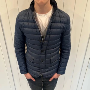 Gant jack -  säljer nu denna riktigt feta vårjackan från  märket Gant. Mycket bra skick utan några defekter. Modellen är 185. bara att skriva vid frågor eller funderingar. 