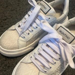 Valentino skor - Säljer dessa valentino då de är för stora och inte används. De är i storlek 36 men skulle nog passa en 37 med då dom är lite stora. Använda ca 4 gånger. Dustbag och låda medföljer💗