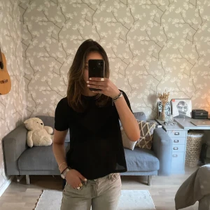 Festligare T-shirt  - Seetrough glittrigt material, säljer då den aldrig kommer till användning💕