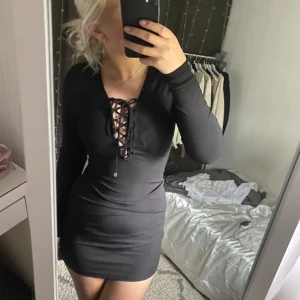 Tajt kortklänning - Säljer denna snygga tajta kortklänningen med snörning mellan brösten. Klänningen är från Gina tricot och är i gott skick utan några defekter, säljer på grund av att jag inte får någon användning av den😍☺️