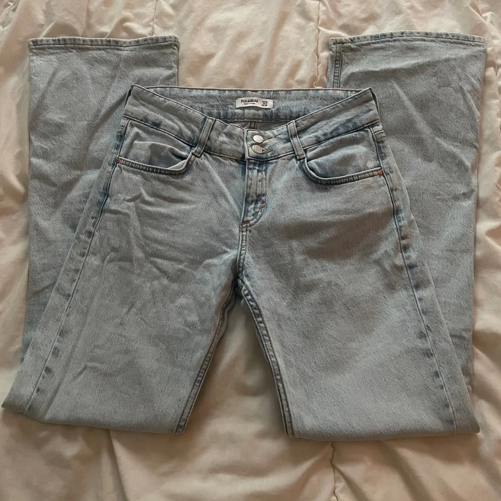 Jätte snygga lågmidjade bootcut jeans från pull and bear! Storlek 38, jag är vanligtvis 36 så sitter lite större på mig! Är 170cm. I bra skick! Använd gärna köp nu!💕. Jeans & Byxor.