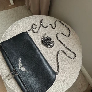 Zadig väska  - Jag säljer min zadig väska som är köpt förra julen. Jag säljer för att den inte kommer tillanvånd och hoppas någon annan kan ta bra hand om den❤️, man kan be mig om mer bilder elelr om några frågor om väskan, tveka inte på att skriva❤️