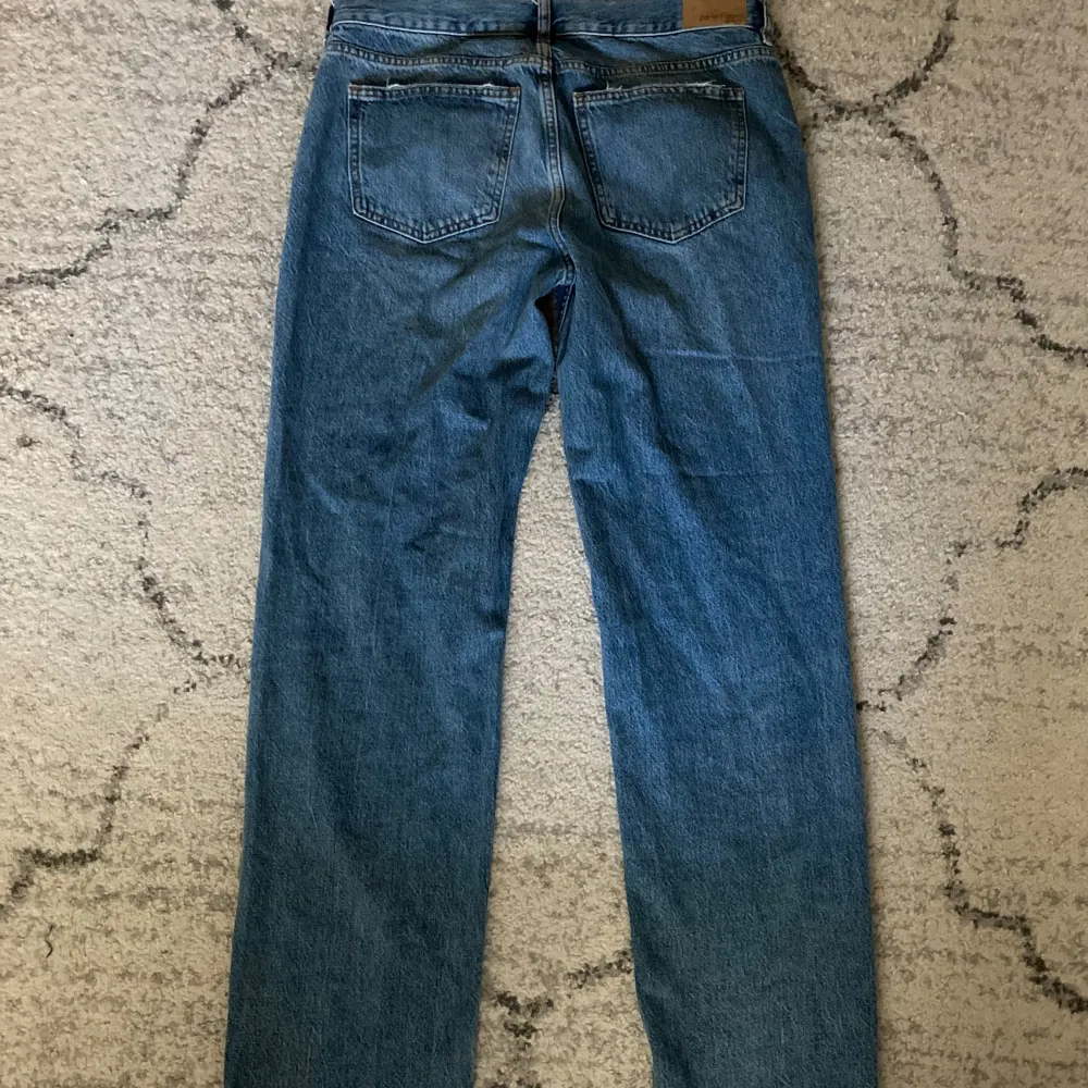 Gina Tricot lågmidjade straight leg jeans med färgen blå. Storlek 38 och i utmärkt skick. Andvända 3 gånger💕. Jeans & Byxor.