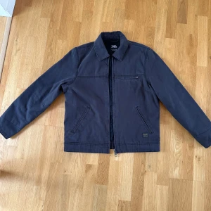 Helt ny och oanvänd Zara overshirt/workwear jacka - Aldrig använd workwear jacka ifrån zara. Den finns inte tillgänglig att köpa längre. Skriv för mått.