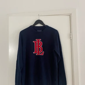 Stickad bondelid tröja - Säljer nu denna stickade bondelid tröja då den aldrig kommer till användning. Använd ca 1-2 gånger. Det är storlek L så skulle säga att den passar dig som har M eller L. Hör av er vid fler frågor eller om ni vill ha bild med den på.