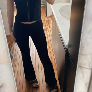 Lågmidjade kostymbyxor  - Lågmidjade kostymbyxor med jätte snygga fickor ifrån gina