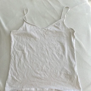 Basic linnen - Två basic linnen från Cubus (ett svart i storlek L, ett vitt i storlek L). Linnena passar även M/S. Går att köpa båda tillsammans för 75 kr eller styck för 40 kr. Använda fåtal gånger och har inga defekter. 