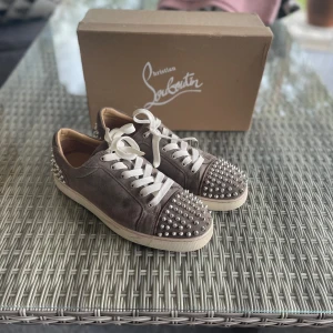 Christian Louboutin - Säljer dessa loubotutins  Box samt 2 dustbags medföljer🔥  Skick 8/10 använda men helt ok skick🙌  Hör er vid frågor🔛🔝