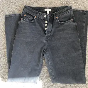 Urtvättade svarta jeans från Hm. Är midwaist och i fint skick. Har knappar i gylfen.