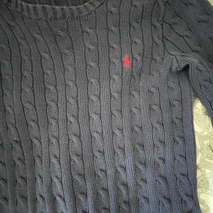 Ralph Lauren tröja  - Säljer min jätte fina ralph laurent stickade tröja. Tröjan är i bra kvalitet och passar en S!