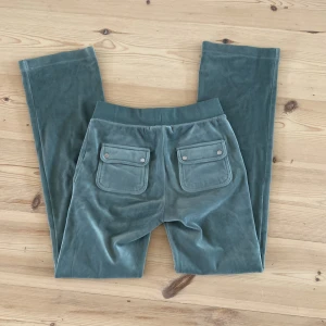 Juicy byxor - Fina byxor från juicy couture i färgen chinois green. De är i bra skick men säljer då de inye kommer till användning!💕