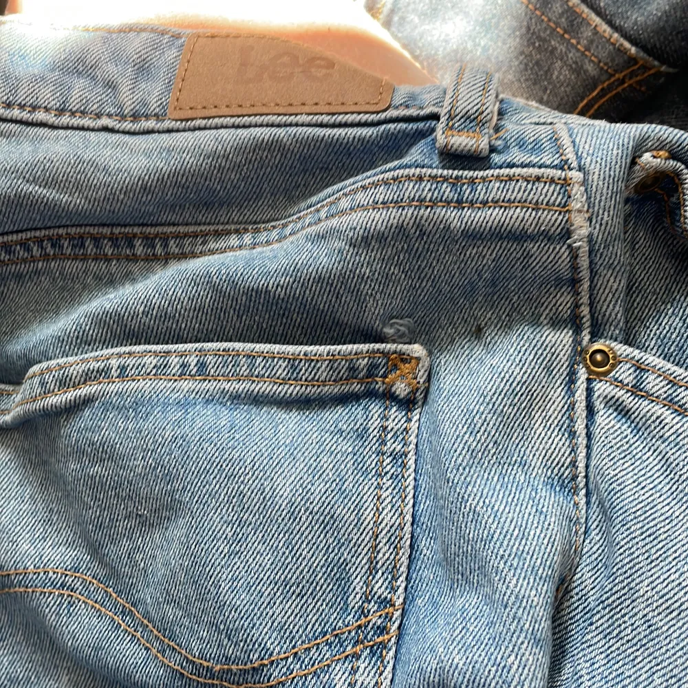 Jeansen är i storlekarna W30 och L33. De är av bra kvalite men har en liten upprivning vid början av högra bakfickan, men den syns knappt når man har på sig dem (kolla bild). Mvh Valter . Jeans & Byxor.